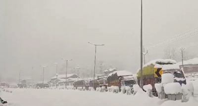 जम्मू-कश्मीर में हाड़ कंपा देने वाली ठंड के बाद हुई बर्फबारी से कश्मीर क्षेत्र में जनजीवन बुरी तरह प्रभावित हुआ