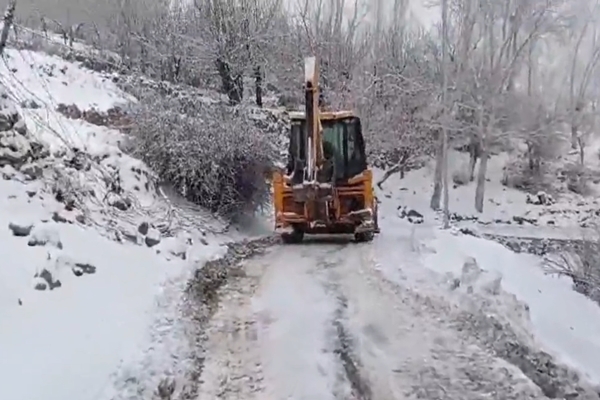 Heavy Snowfall disrupts road connectivity in Kargil; NH-01 & NH-301 Remain Closed