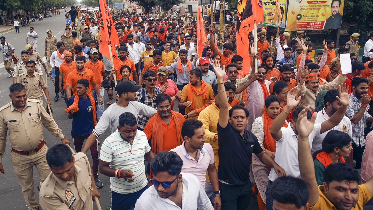 વિશ્વ હિંદુ પરિષદે બાંગ્લાદેશમાં હિંદુઓ પર સતત અત્યાચારના વિરોધમાં આજે દિલ્હીમાં જંતર-મંતર પર અને મુંબઈમાં વિરોધ પ્રદર્શન શરૂ કર્યુ છે