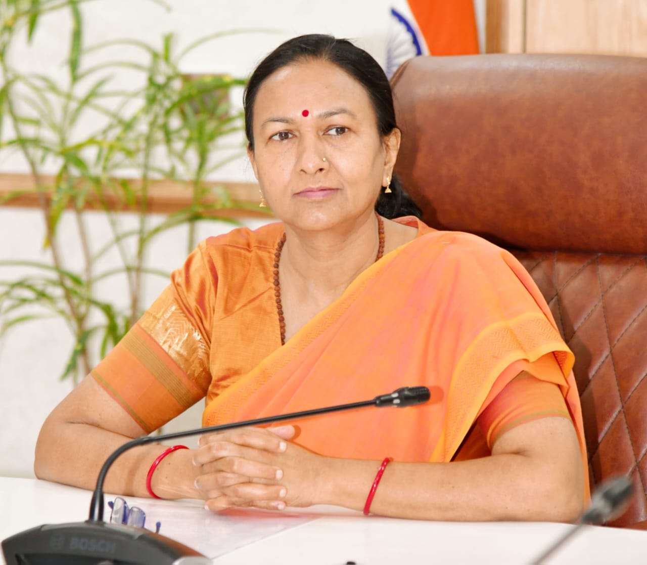 मुख्य सचिव राधा रतूड़ी ने शहरी क्षेत्रों में निराश्रित गौवंशीय पशुओं को गौसदनों में भेजने की व्यवस्था करने के निर्देश दिए