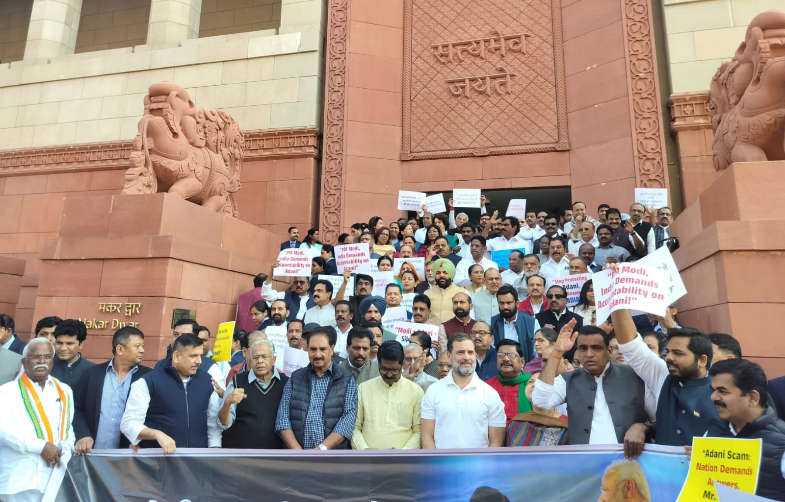 इंडिया अलायंस के सांसदों ने एक प्रमुख व्यापारिक समूह के खिलाफ संसद में विरोध प्रदर्शन किया