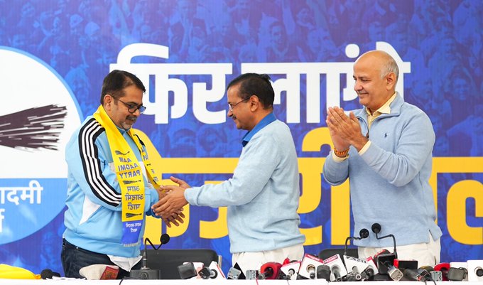 शिक्षक अवध ओझा ने आम आदमी पार्टी की सदस्यता ग्रहण की