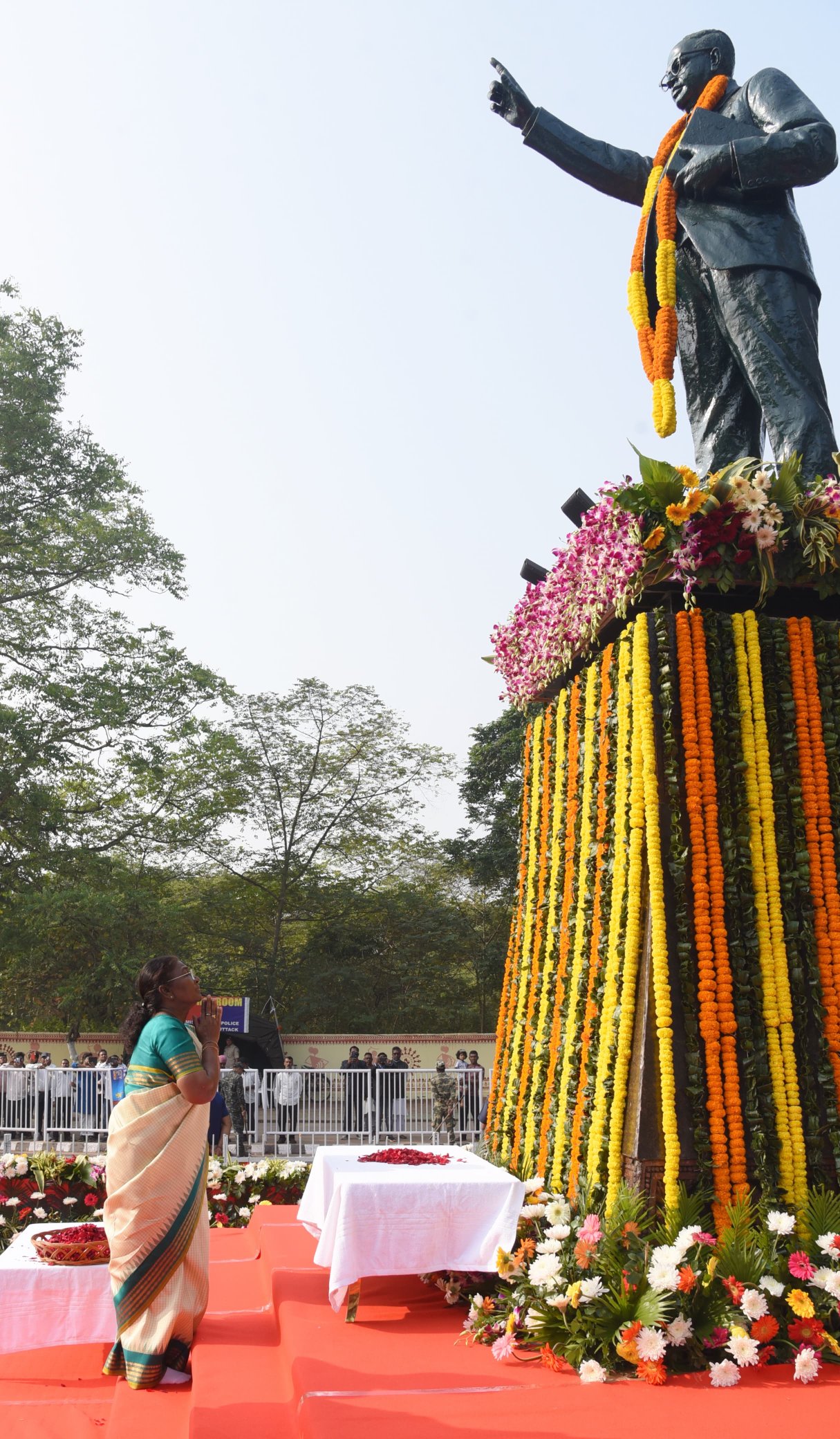 राष्ट्रपति द्रौपदी मुर्मू ने भुवनेश्वर में डॉ. बीआर अंबेडकर को पुष्पांजलि अर्पित की