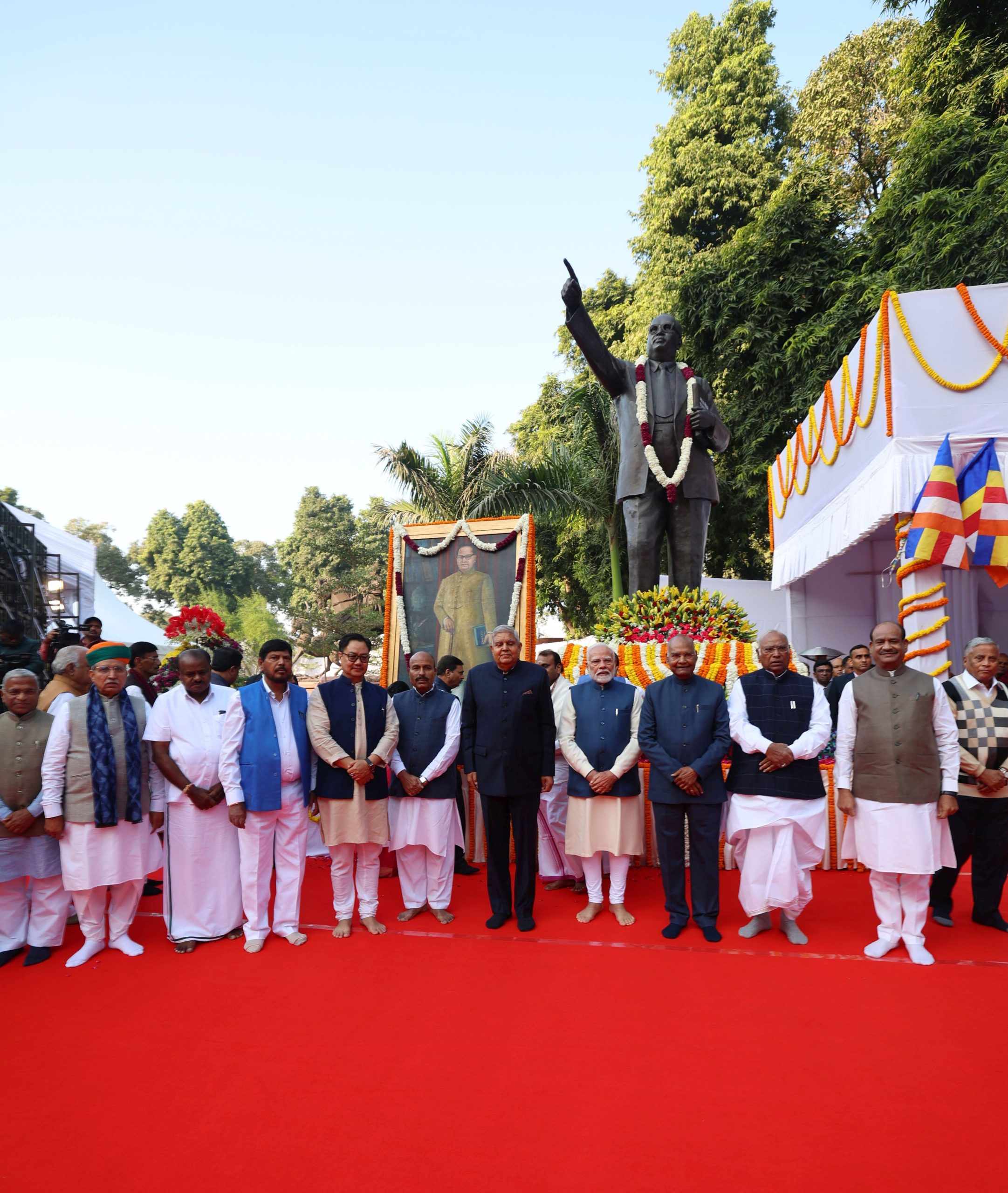 उपराष्ट्रपति, प्रधानमंत्री और लोकसभा अध्यक्ष ने संसद भवन स्थित प्रेरणा स्थल पर डॉ. बी.आर. अंबेडकर को पुष्पांजलि अर्पित की