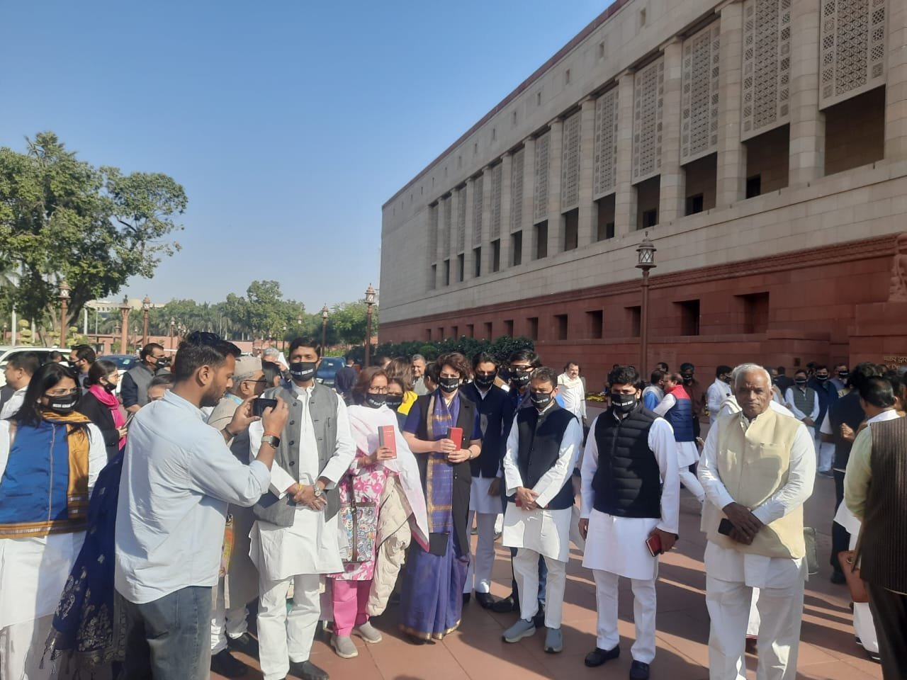 विपक्षी सांसदों ने एक प्रमुख व्यापारिक समूह के खिलाफ कथित रिश्वतखोरी के मामले को लेकर संसद परिसर में विरोध प्रदर्शन किया
