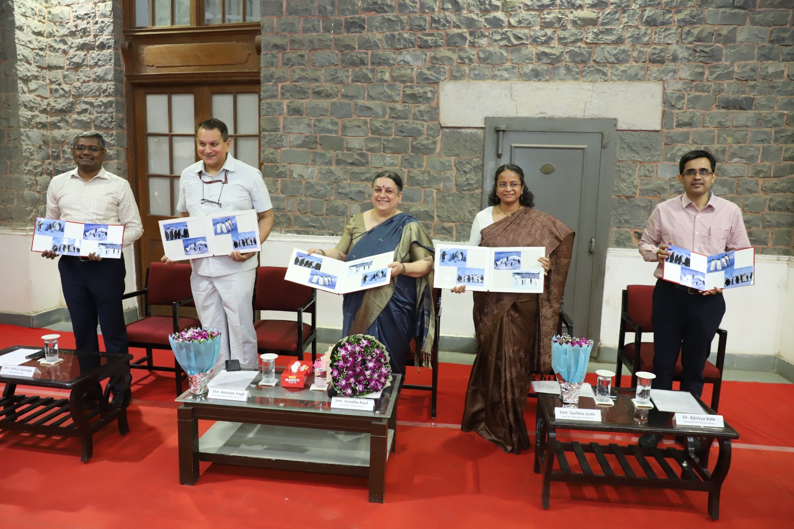 भारतीय डाक ने अंटार्कटिका के पेंगुइन की तस्वीर वाले पोस्टकार्ड का एक विशेष-सेट जारी किया