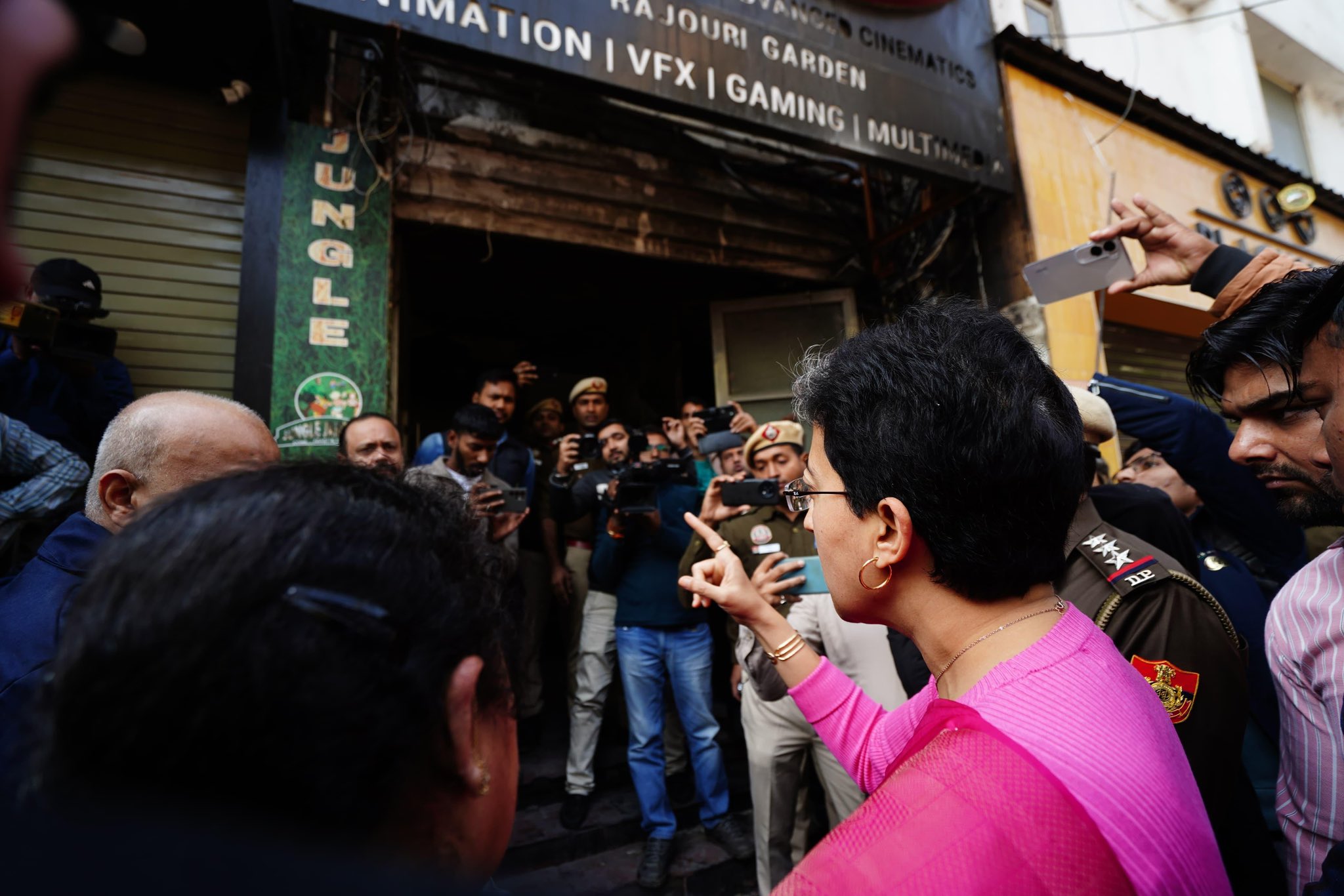 दिल्‍ली की मुख्‍यमंत्री आतिशी ने राजौरी गार्डन क्षेत्र के एक रेस्टोरेंट में लगी आग के  घटनास्थल का दौरा किया