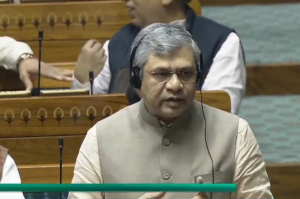 देश में डिजाइन और विकसित की गई पहली तेज रफ्तार वन्‍देभारत स्‍लीपर ट्रेन के मॉडल का संचालन परीक्षण चल रहा है