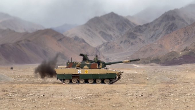 भारतीय लाइट टैंक ने 4 हजार 200 मीटर से अधिक की ऊंचाई पर विभिन्न रेंजों पर अचूक गोलाबारी कर हासिल की बड़ी उपलब्धि