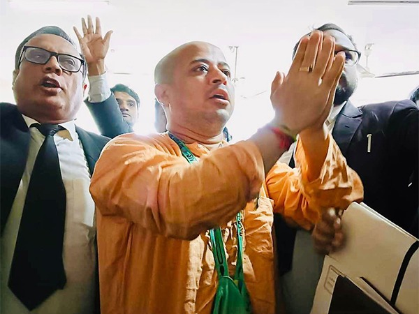 बांग्लादेश: चटगांव की अदालत ने हिन्‍दू पुजारी चिन्‍मय कृष्‍णा दास की जमानत की सुनवाई के लिए याचिका मंजूर की