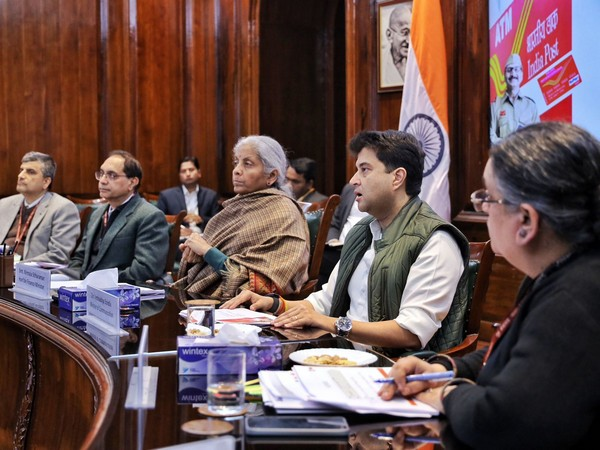 केंद्रीय संचार मंत्री ज्‍योतिरादित्‍य सिंधिया ने नई दिल्‍ली में वित्त मंत्री निर्मला सीतारामन के साथ बैठक की
