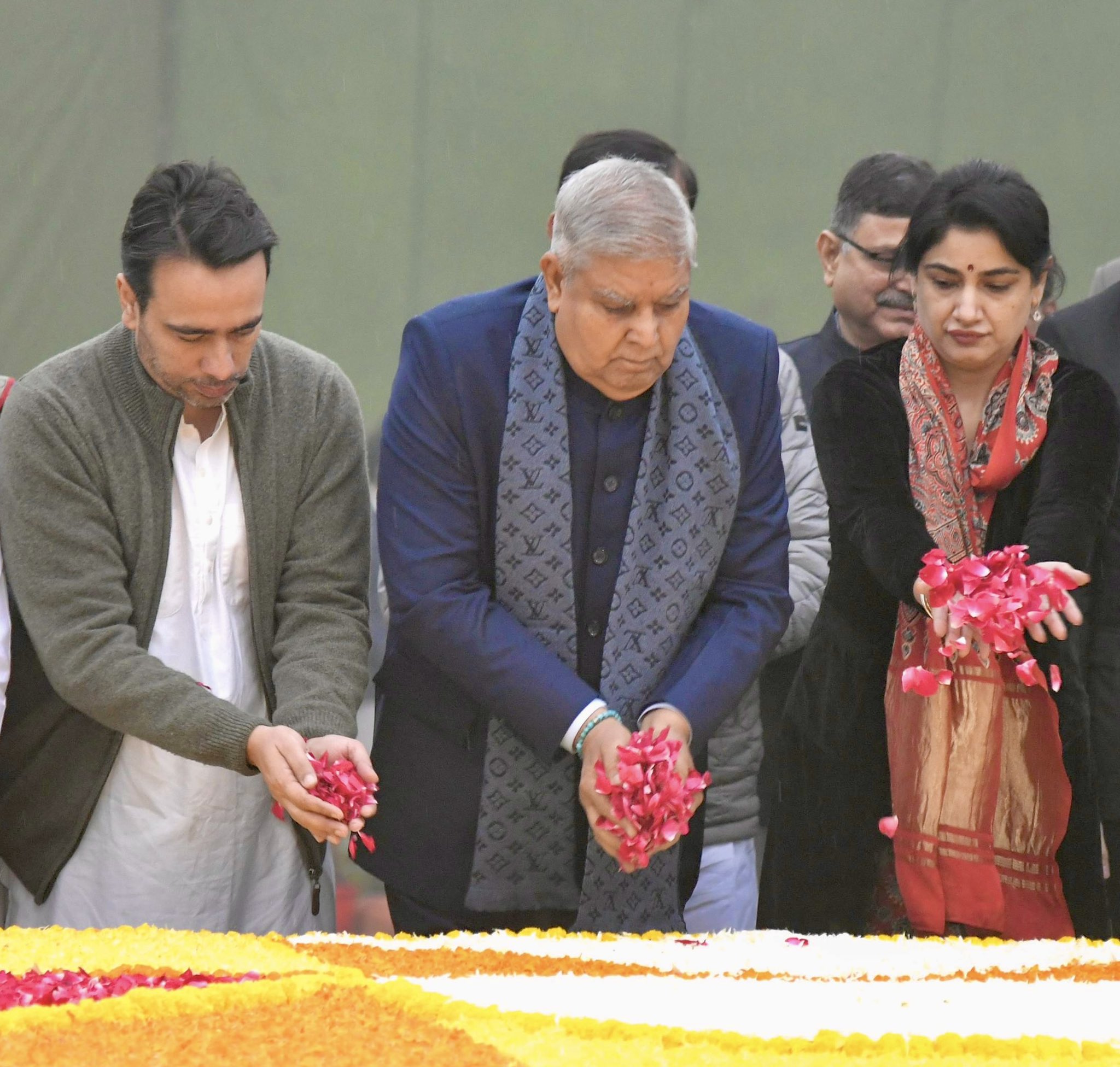 उपराष्ट्रपति ने नई दिल्ली में किसान घाट पर पूर्व प्रधानमंत्री चौधरी चरण सिंह को उनकी जयंती पर श्रद्धांजलि अर्पित की