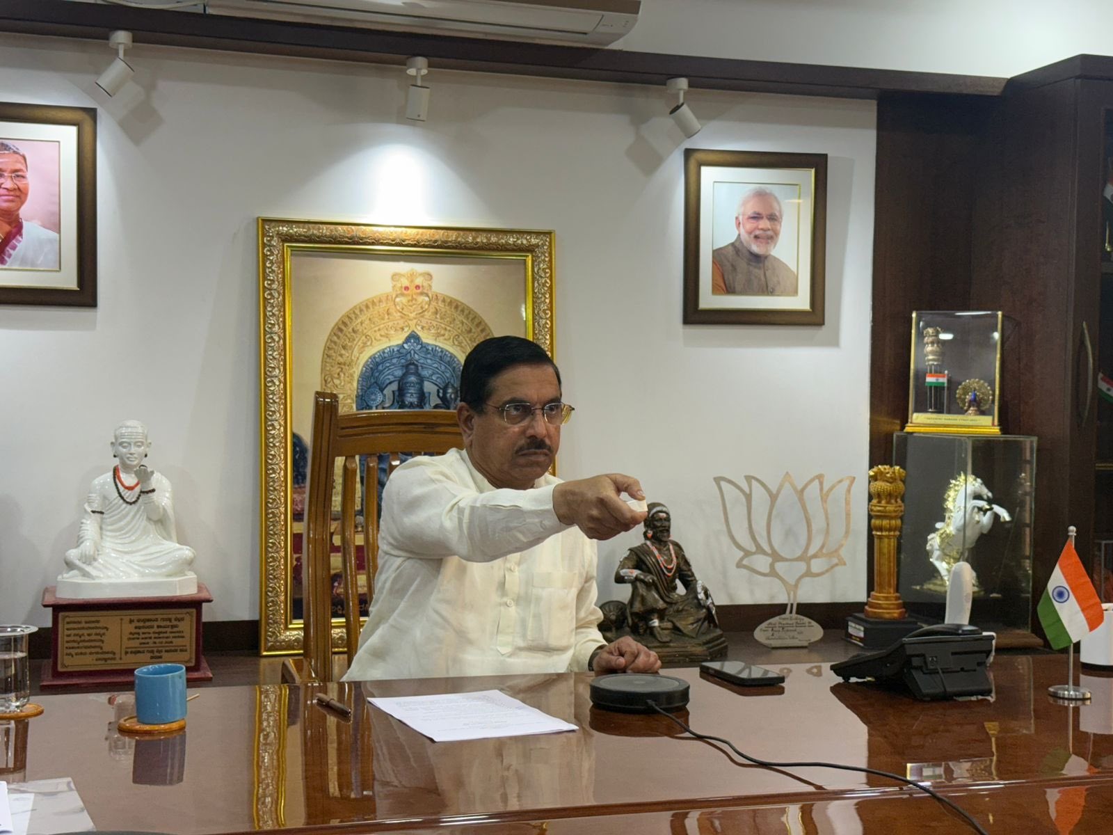 प्रह्लाद जोशी ने उपभोक्‍ताओं को सशक्‍त बनाने के उद्देश्‍य से कई पहलों का शुभारंभ किया