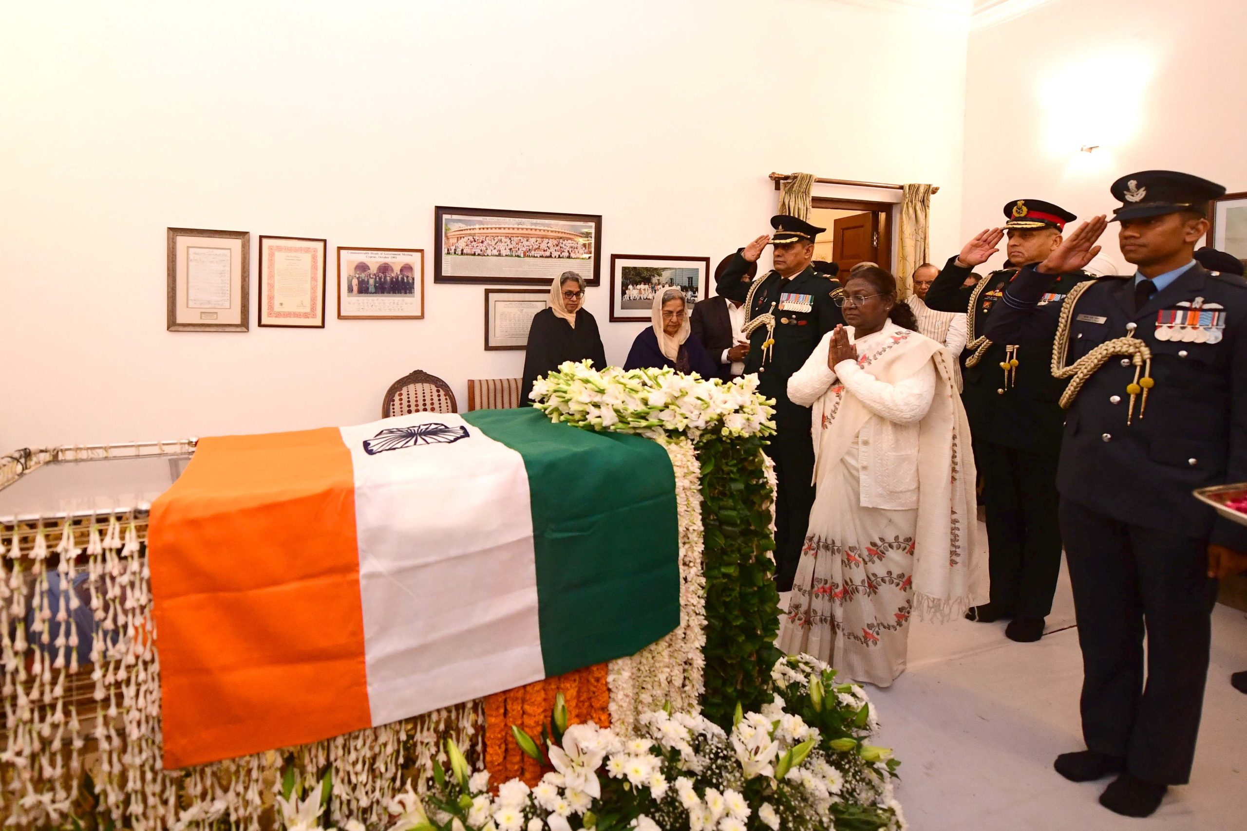 राष्ट्रपति, उपराष्ट्रपति और प्रधानमंत्री मोदी ने नई दिल्ली में दिवंगत पूर्व प्रधानमंत्री डॉ0  मनमोहन सिंह को श्रद्धांजलि अर्पित की
