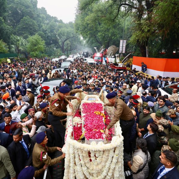 पूर्व प्रधानमंत्री डॉ. मनमोहन सिंह का नई दिल्‍ली के निगम बोध घाट पर पूरे राजकीय सम्‍मान के साथ अंतिम संस्‍कार किया गया