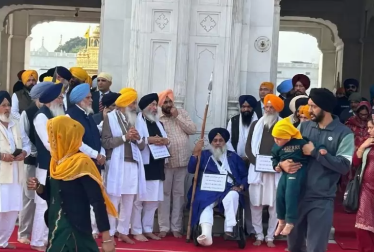 पंजाब के पूर्व उपमुख्यमंत्री सुखबीर सिंह बादल अमृतसर के स्वर्ण मंदिर में हमले में बाल-बाल बचे