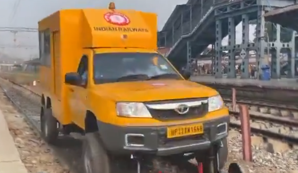 नई दिल्ली रेलवे स्टेशन परिसर में नवनिर्मित सड़क-सह-रेल वाहन का रेल मंत्री अश्विनी वैष्णव ने किया निरीक्षण