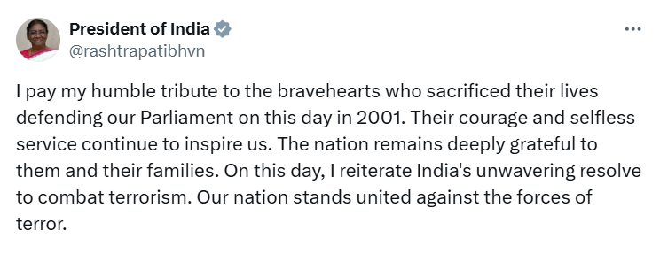 राष्‍ट्रपति द्रौपदी मुर्मु ने संसद हमले में शहीद हुए बहादुर कर्मियों को श्रद्धांजलि अर्पित की