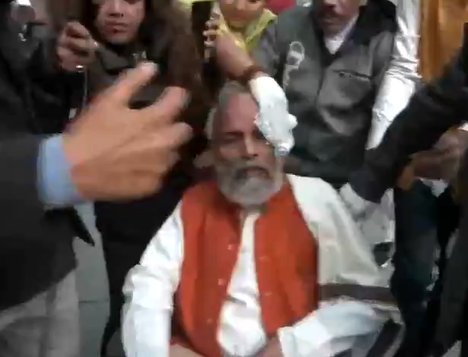 संसद भवन परिसर में भाजपा और विपक्ष के विरोध प्रदर्शन और जवाबी विरोध के बीच भाजपा सांसद प्रताप सारंगी और मुकेश राजपूत घायल