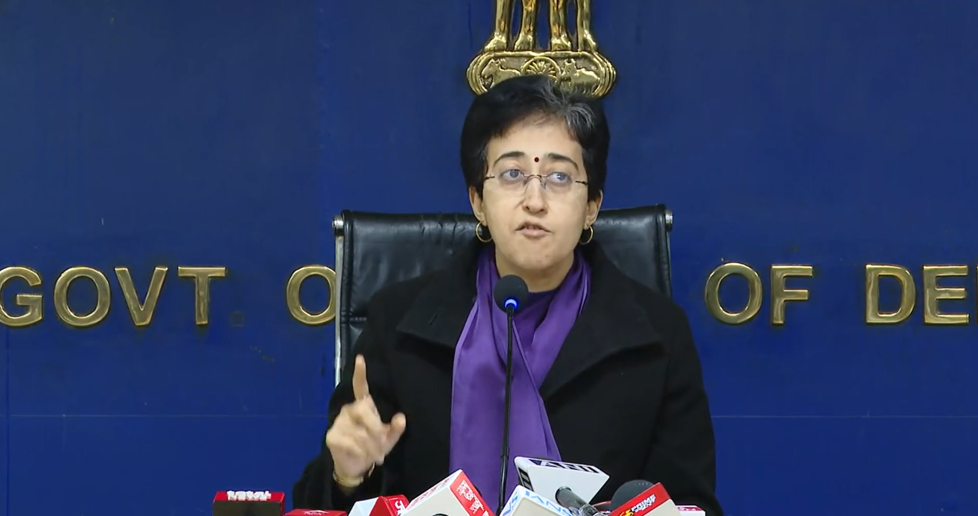दिल्ली: मुख्यमंत्री आतिशी ने महिलाओं के लिए बसों के ना रोकने की शिकायतों का संज्ञान लेते हुए ड्राइवर और कंडक्टर पर कार्रवाई करने के दिए आदेश