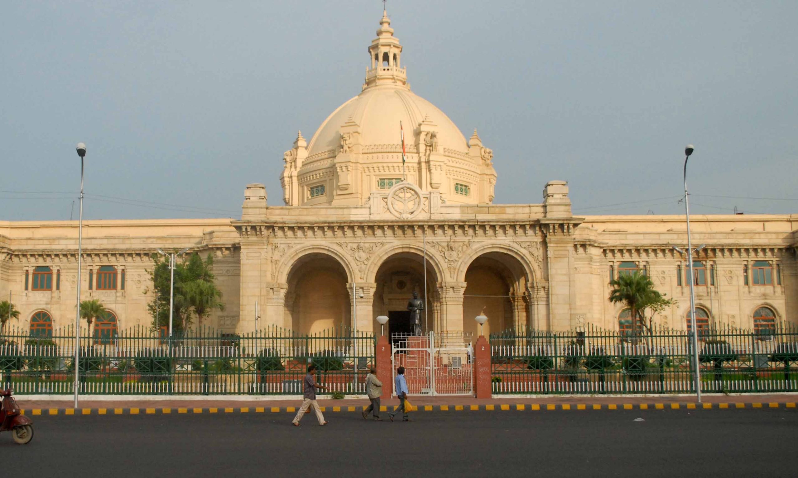 हंगामेदार रहा उत्तर प्रदेश विधानमंडल के शीतकालीन सत्र का तीसरा दिन