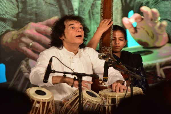 विख्यात तबलावादक उस्ताद झाकीर हुसैन यांचं निधन, देशभरातून शोक व्यक्त