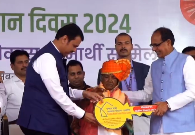 राष्‍ट्रीय किसान दिवसः शिवराज सिंह चौहान ने पुणे में ग्रामीण-विकास लाभार्थी सम्‍मेलन में भाग लिया