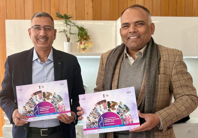 जम्‍मू-कश्‍मीर में मुख्‍य निर्वाचन अधिकारी पांडुरंग के पोल ने निर्वाचन भवन में व्‍यापक कॉपी टेबल बुक का विमोचन किया