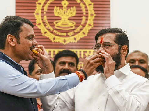 महाराष्‍ट्र में नवनिर्वाचित महायुति गठबंधन की सरकार के शपथ-ग्रहण समारोह से पहले मुंबई में भाजपा की बैठक हुई