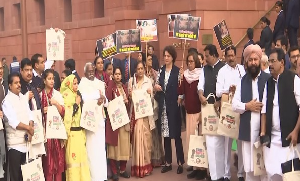 विपक्षी-सांसदों ने संसद-परिसर में विरोध-प्रदर्शन किया