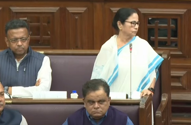 বাংলাদেশে আটকে পড়া ভারতীয়দের নিরাপত্তা নিয়ে উদ্বেগ প্রকাশ করে মুখ্যমন্ত্রী মমতা ব্যানার্জি বিষয়টি নিয়ে কেন্দ্রীয় সরকারের হস্তক্ষেপ দাবি করেছেন।