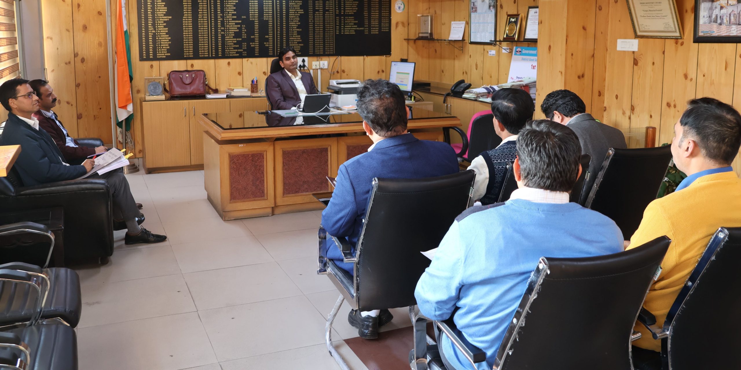 उपायुक्त हेमराज बैरवा ने मंडे मीटिंग में धर्मशाला की लाइब्रेरी को डिजिटलाइज करने के लिए कारगर कदम उठाने के निर्देश दिए