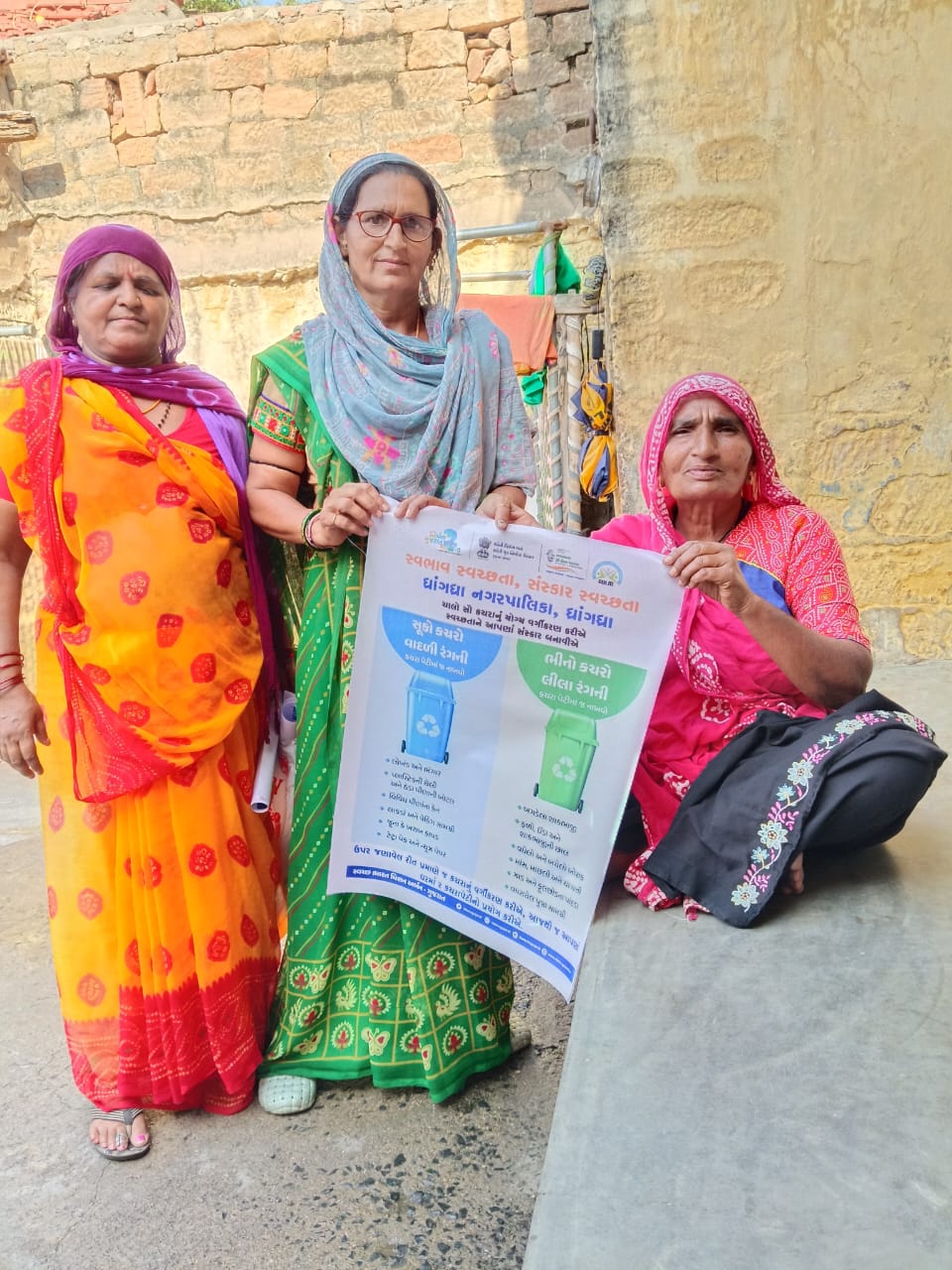 ધ્રાંગધ્રામાં નગરપાલિકા દ્વારા વિવિધ વિસ્તારમાં ઘરે-ઘરે જઈ ભીનો અને સુકો કચરો અલગ કરી કચરાપેટીમાં રાખવા અંગે માહિતી અપાઈ