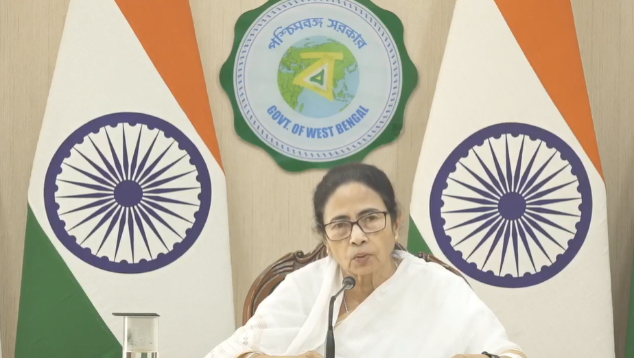 মিদনাপুৰ চিকিৎসা মহাবিদ্যালয় হাস্পতালৰ উপাধ্যক্ষ আৰু অধীক্ষককে ধৰি ১২ গৰাকী চিকিৎসকক নিলম্বন