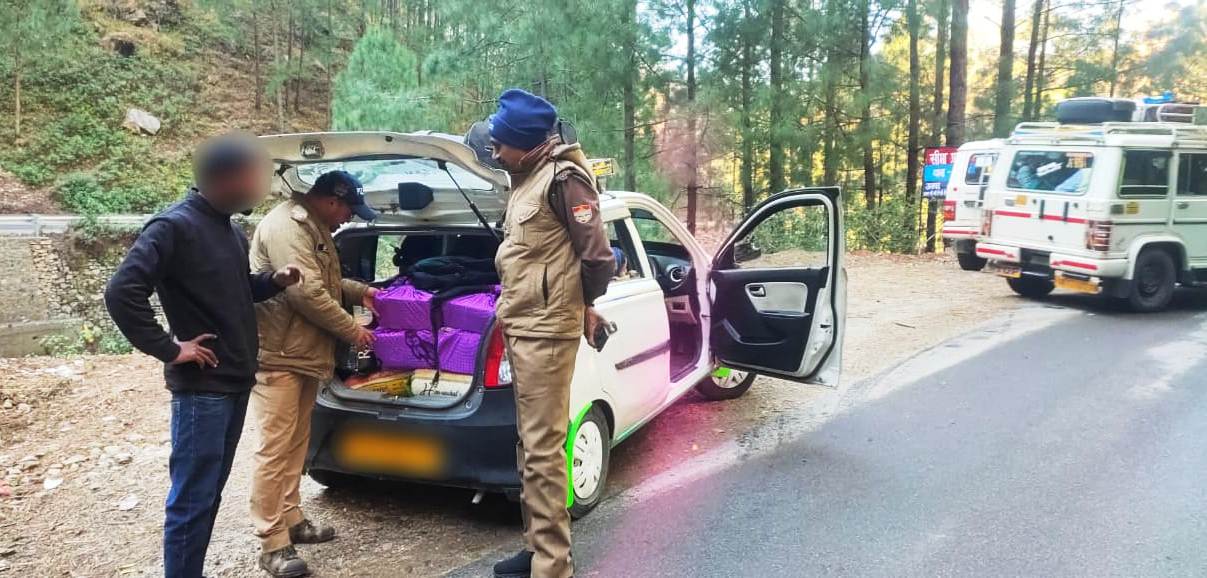 चेकिंग अभियान के दौरान पकड़ी गई शराब और मादक पदार्थ