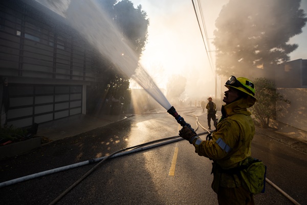 US: Southern California Wildfires Kill 27, Destroy Over 12,300 Structures