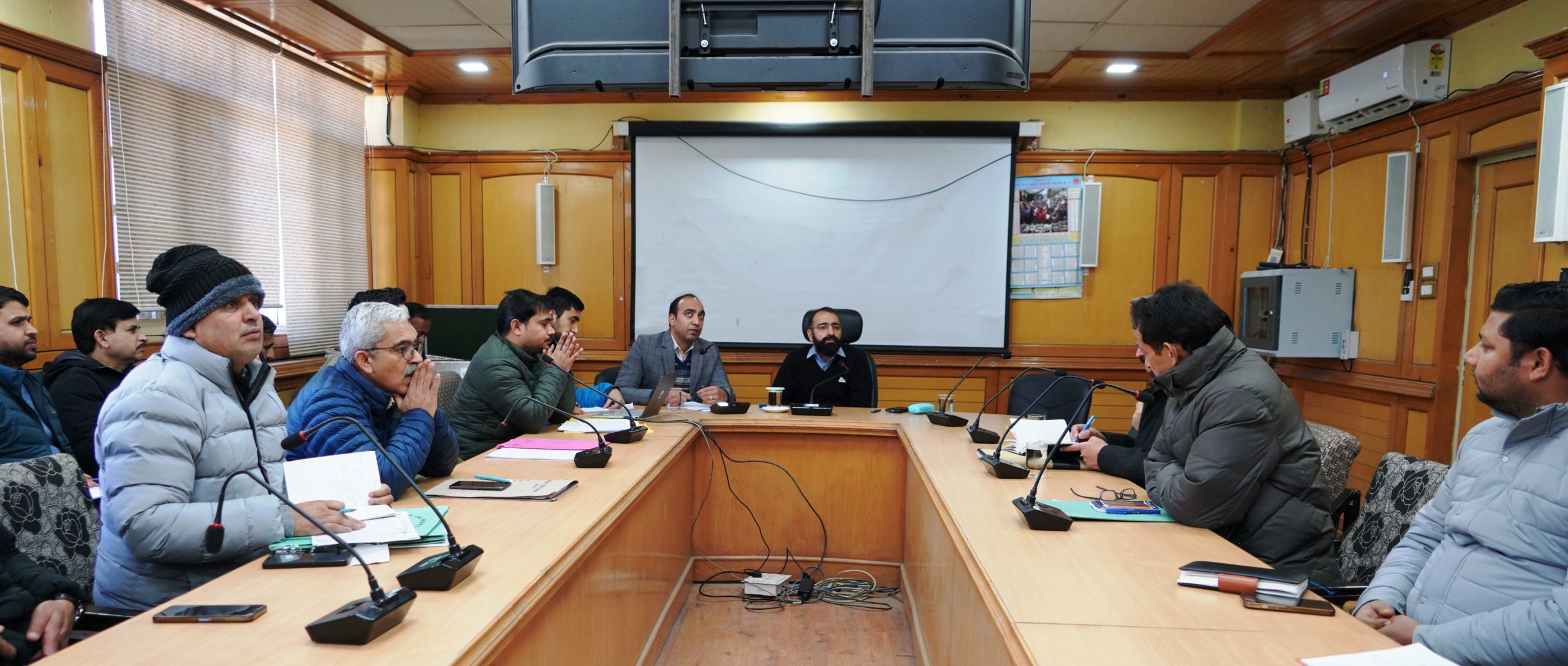 उपायुक्त किन्नौर डॉ. अमित कुमार शर्मा ने  उपायुक्त कार्यालय सभागार में जिला के विभागाध्यक्षों की समीक्षा बैठक ली