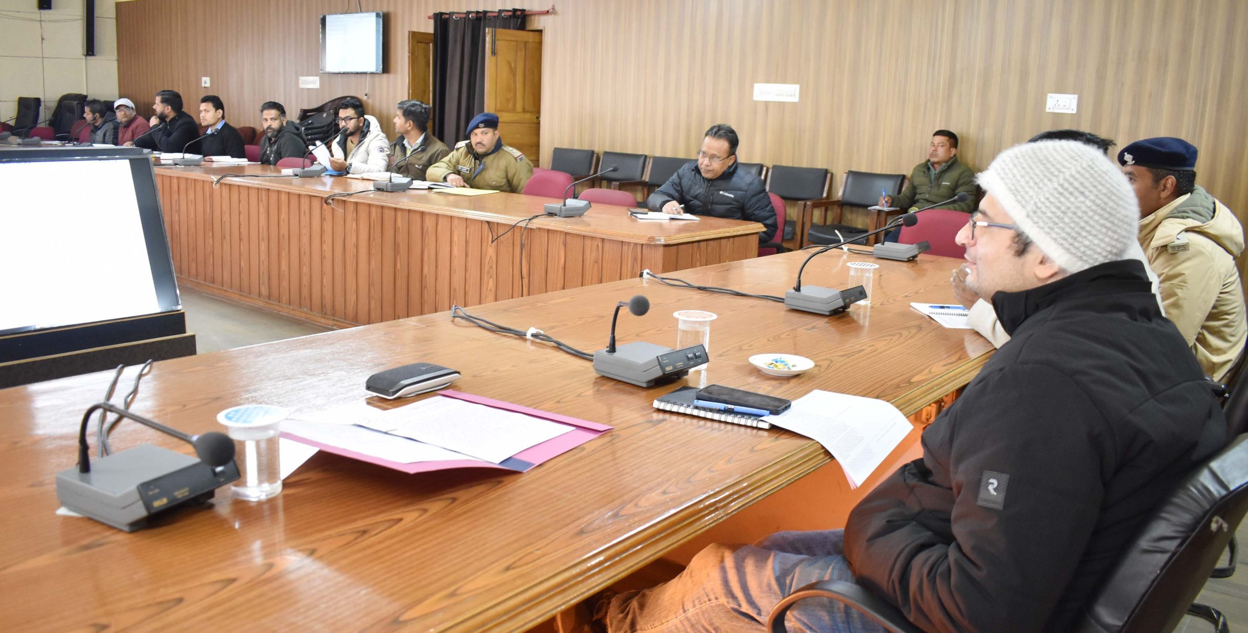 चमोली में सड़क दुर्घटनाओं की रोकथाम के लिए सुरक्षा उपायों को प्राथमिकता से पूरा करने के निर्देश