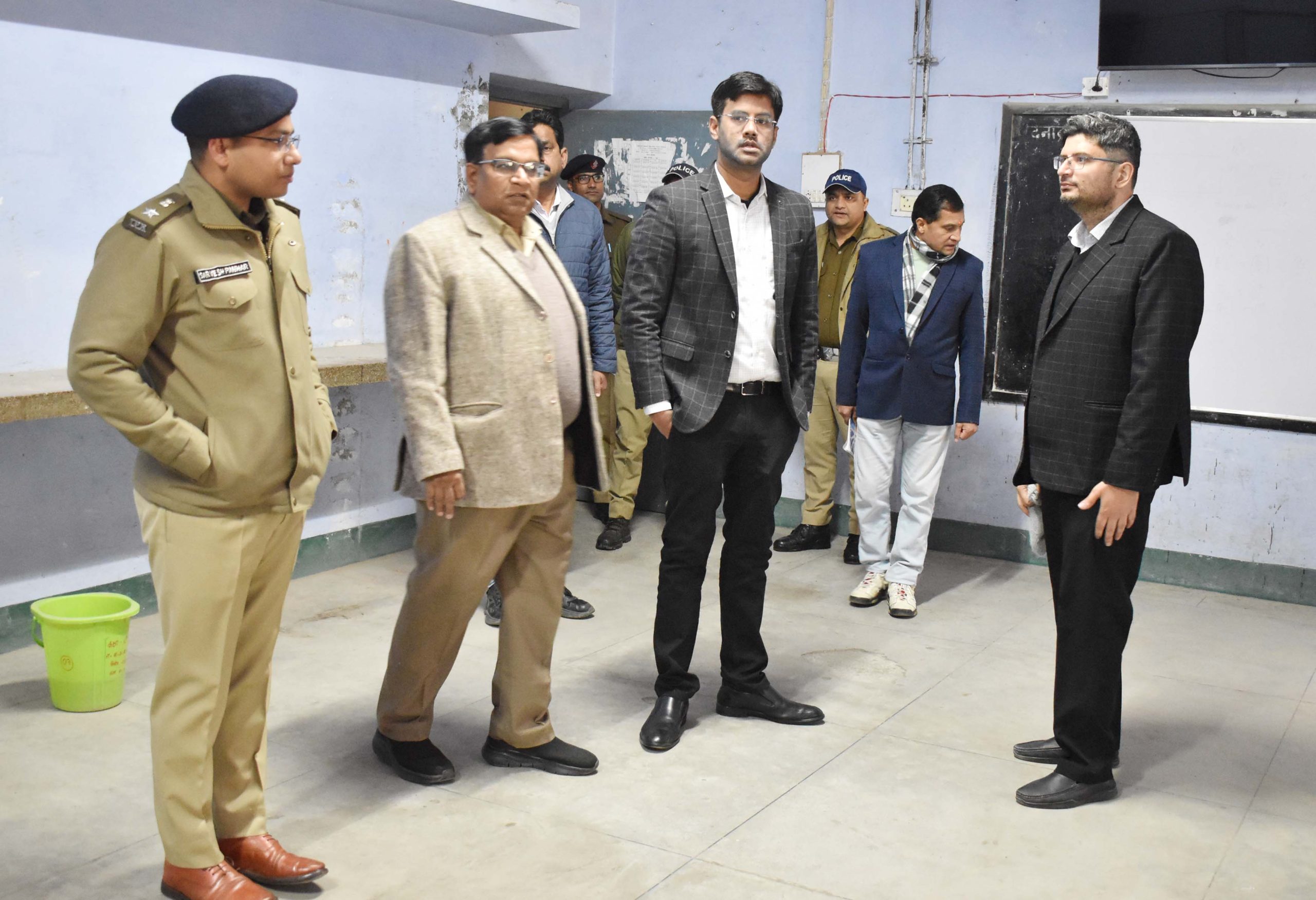 चमोली के जिला निर्वाचन अधिकारी ने स्ट्रांग रूम और मतगणना कक्षों का निरीक्षण किया