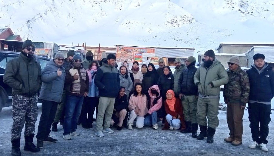 विकसित भारत युवा नेता संवाद में भाग लेने के लिए नई दिल्ली रवाना हुआ लद्दाख के युवा कलाकारों का दल