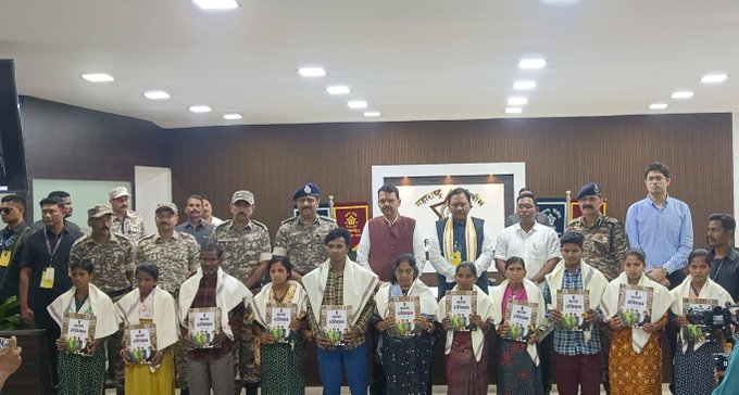 महाराष्ट्र: गढ़चिरौली जिले में सरगना सहित 11 माओवादियों ने मुख्यमंत्री देवेन्द्र फडनवीस के समक्ष किया आत्मसमर्पण
