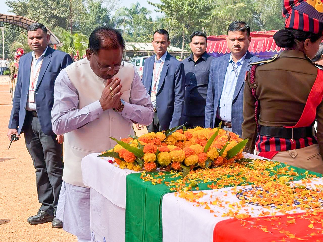 छत्तीसगढ़ के मुख्यमंत्री विष्णुदेव साय ने दंतेवाड़ा में माओवादी हमले में शहीद हुए 8 जवानों और एक वाहन चालक को दी श्रद्धांजलि
