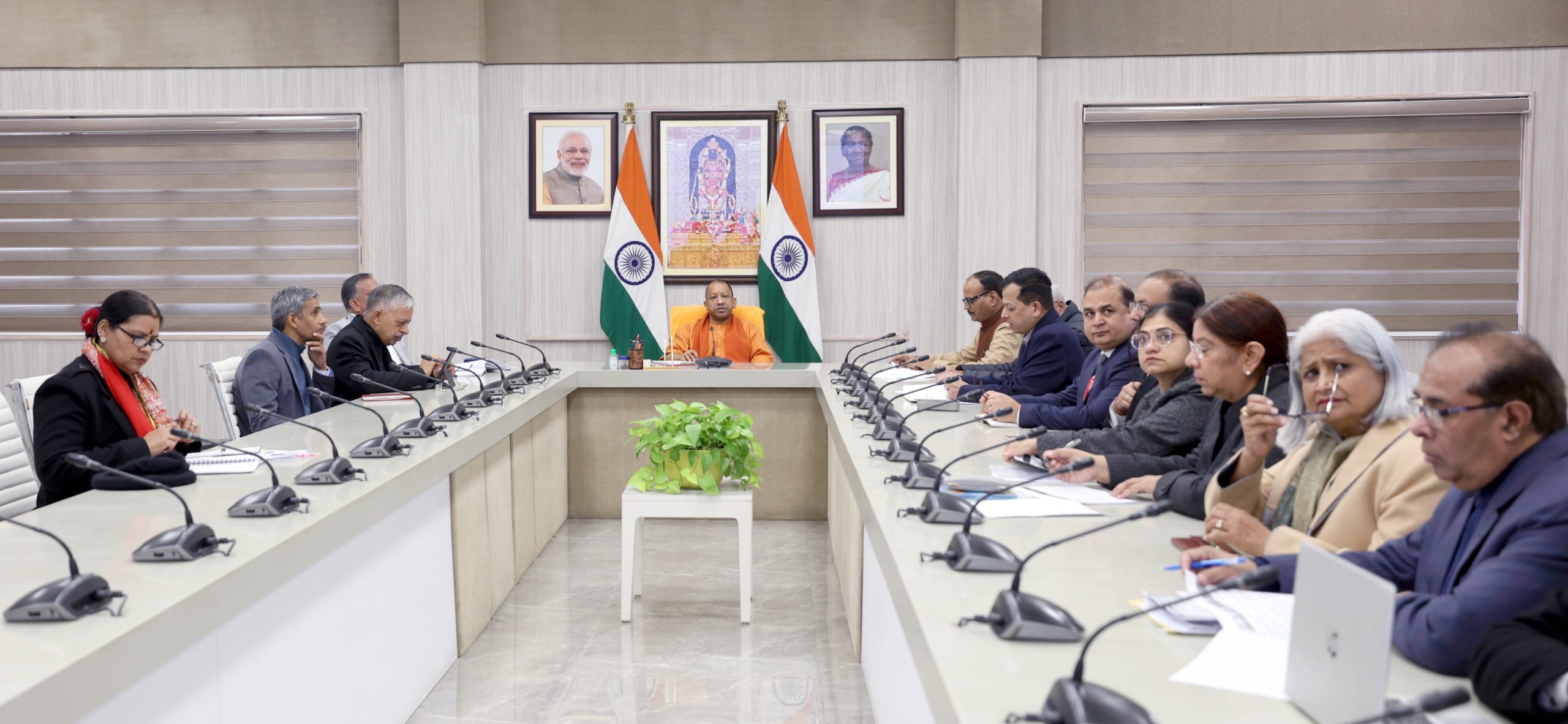मुख्यमंत्री योगी आदित्यनाथ ने लखनऊ में स्वास्थ्य विभाग के अधिकारियों के साथ की बैठक