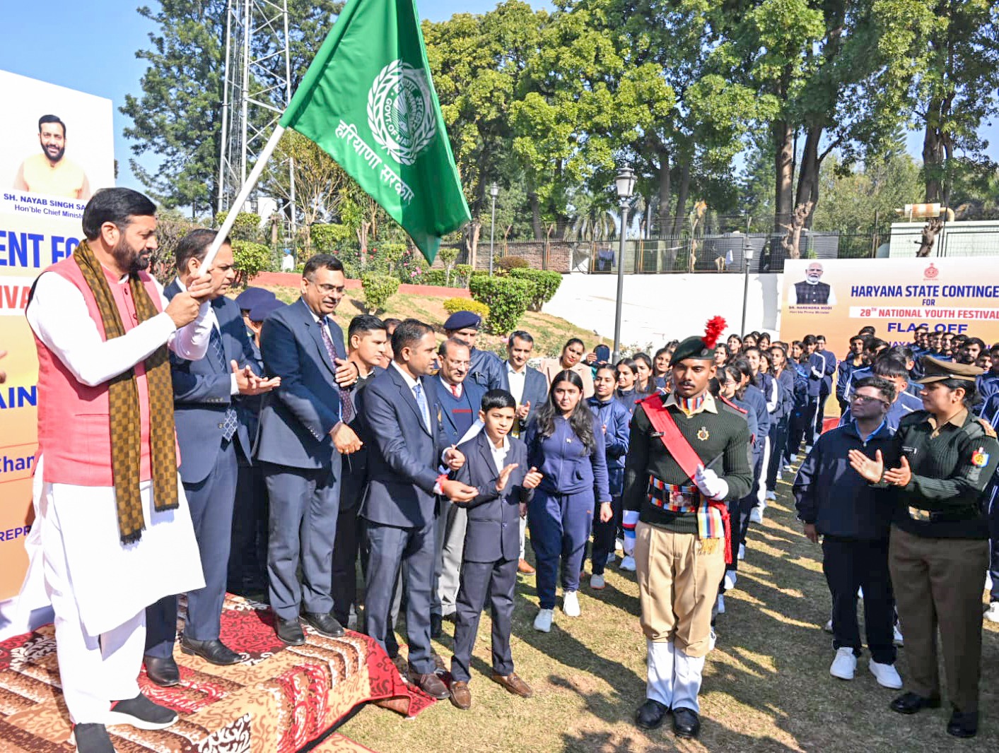 हरियाणा के मुख्यमंत्री नायब सिंह ने राष्ट्रीय युवा महोत्सव के प्रतिनिधिमंडल को हरी झंडी दिखाकर किया रवाना
