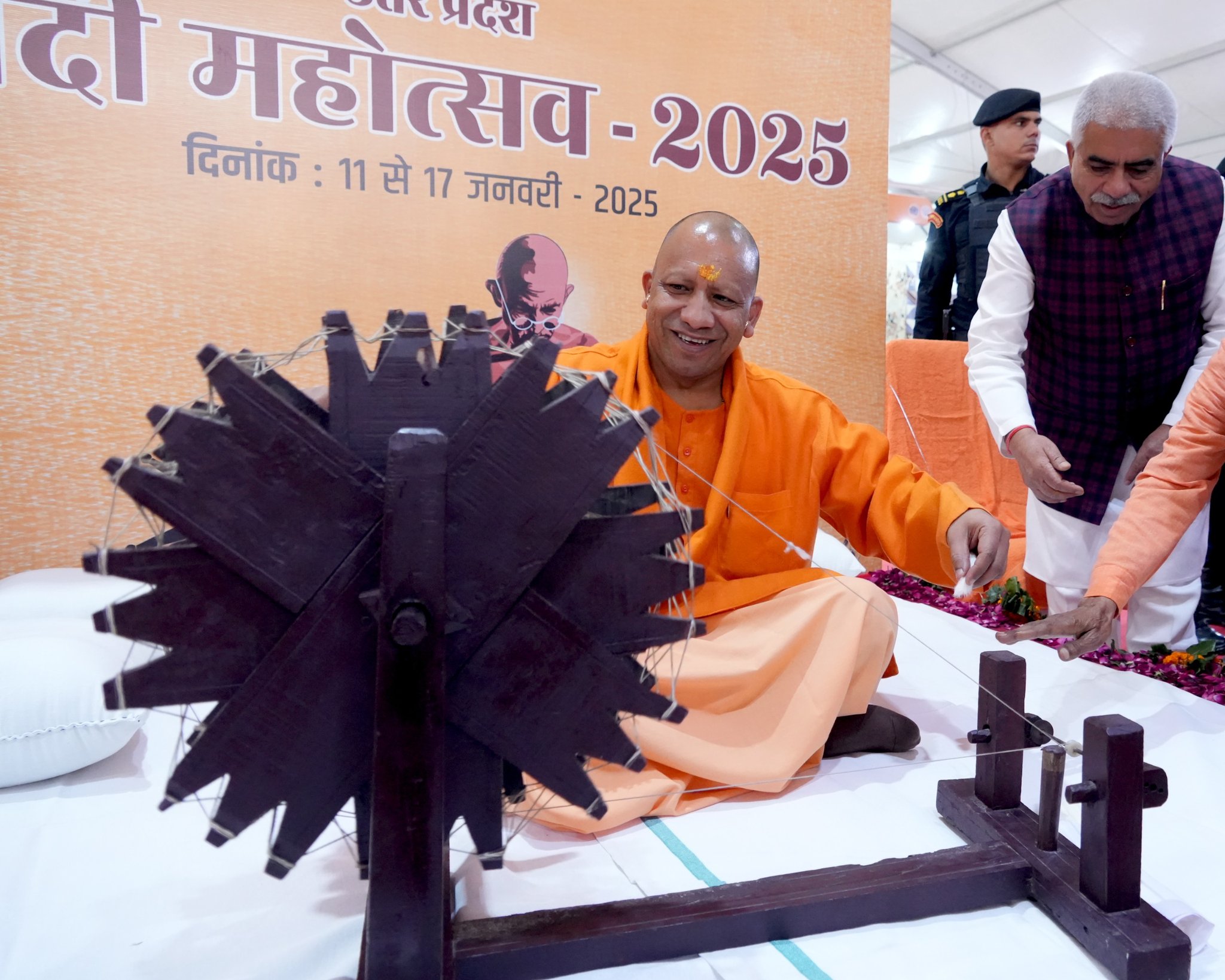 मुख्यमंत्री योगी आदित्यनाथ ने आज लखनऊ में खादी महोत्सव 2025 का किया उद्घाटन