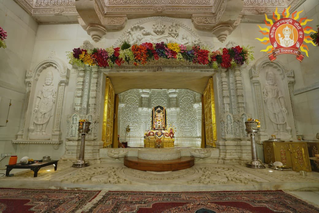 अयोध्या में श्री रामलला की प्राण प्रतिष्ठा के एक साल पूरे होने पर अयोध्या में बड़ी संख्या में श्रद्धालुओं ने दर्शन पूजन किया