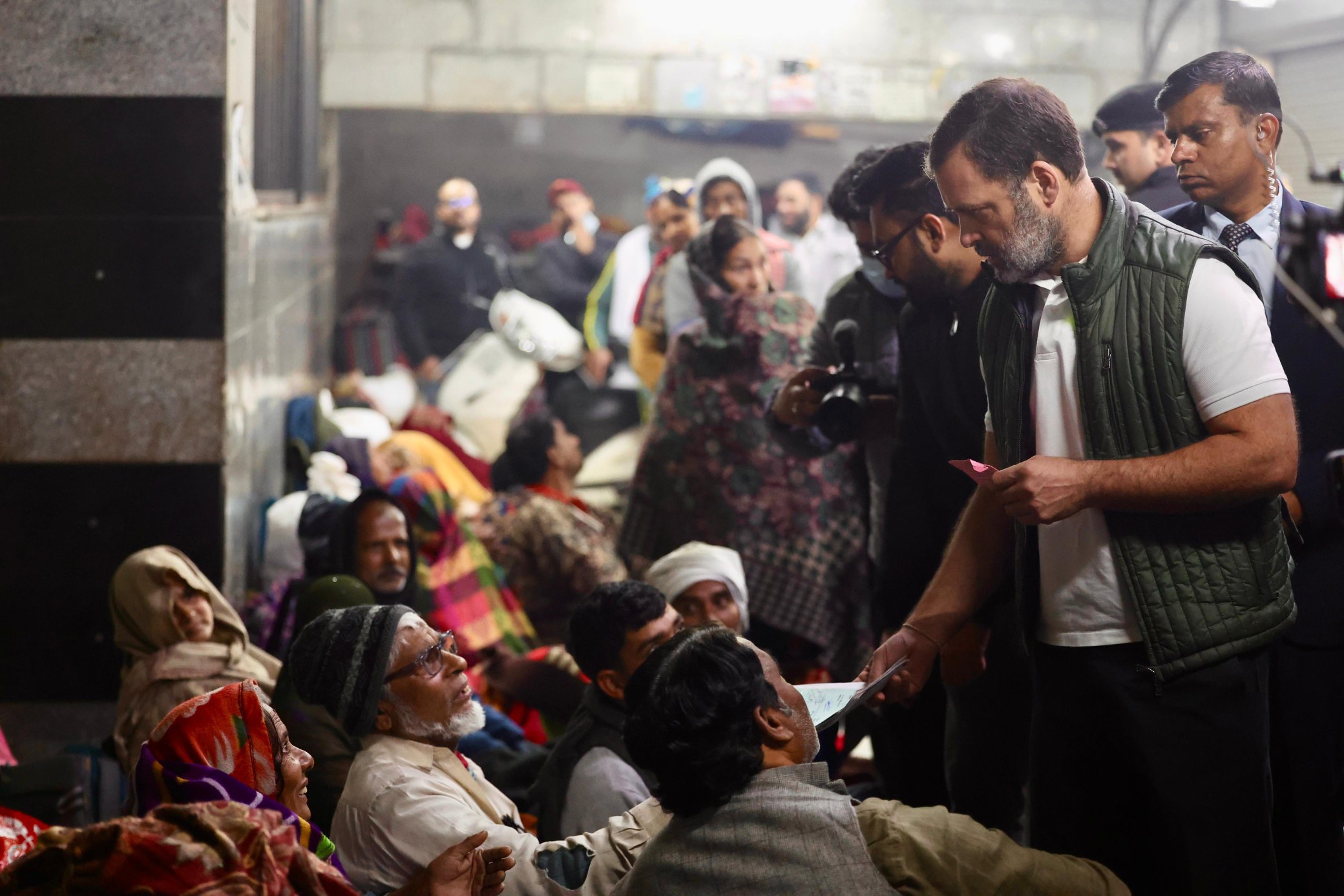 कांग्रेस सांसद और लोकसभा में विपक्ष के नेता राहुल गांधी ने दिल्ली में एम्स का दौरा किया