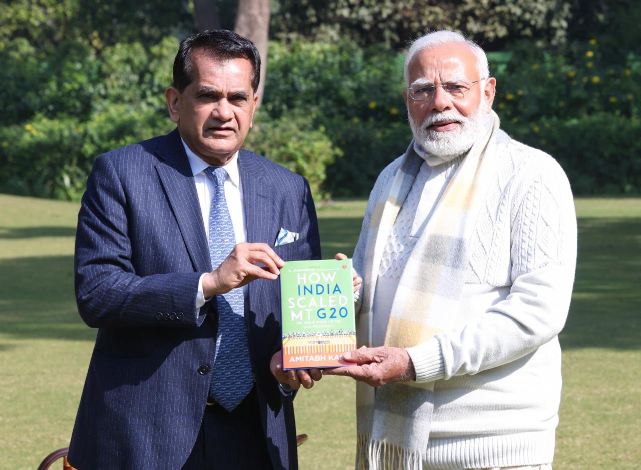 प्रधानमंत्री नरेन्‍द्र मोदी ने जी-20 के शेरपा अमिताभ कांत की उनकी पुस्‍तक हाउ इंडिया स्‍केल्‍ड माउंट जी-20 की सराहना की
