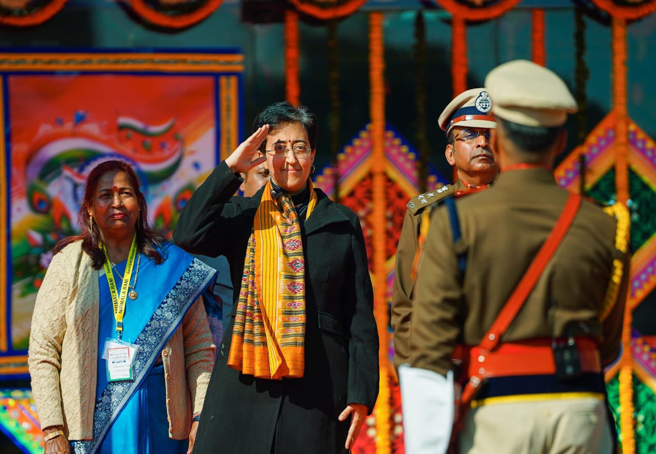 मुख्‍यमंत्री आतिशी ने दिल्‍ली सरकार द्वारा आयोजित गणतंत्र दिवस समारोह में फहराया झंडा