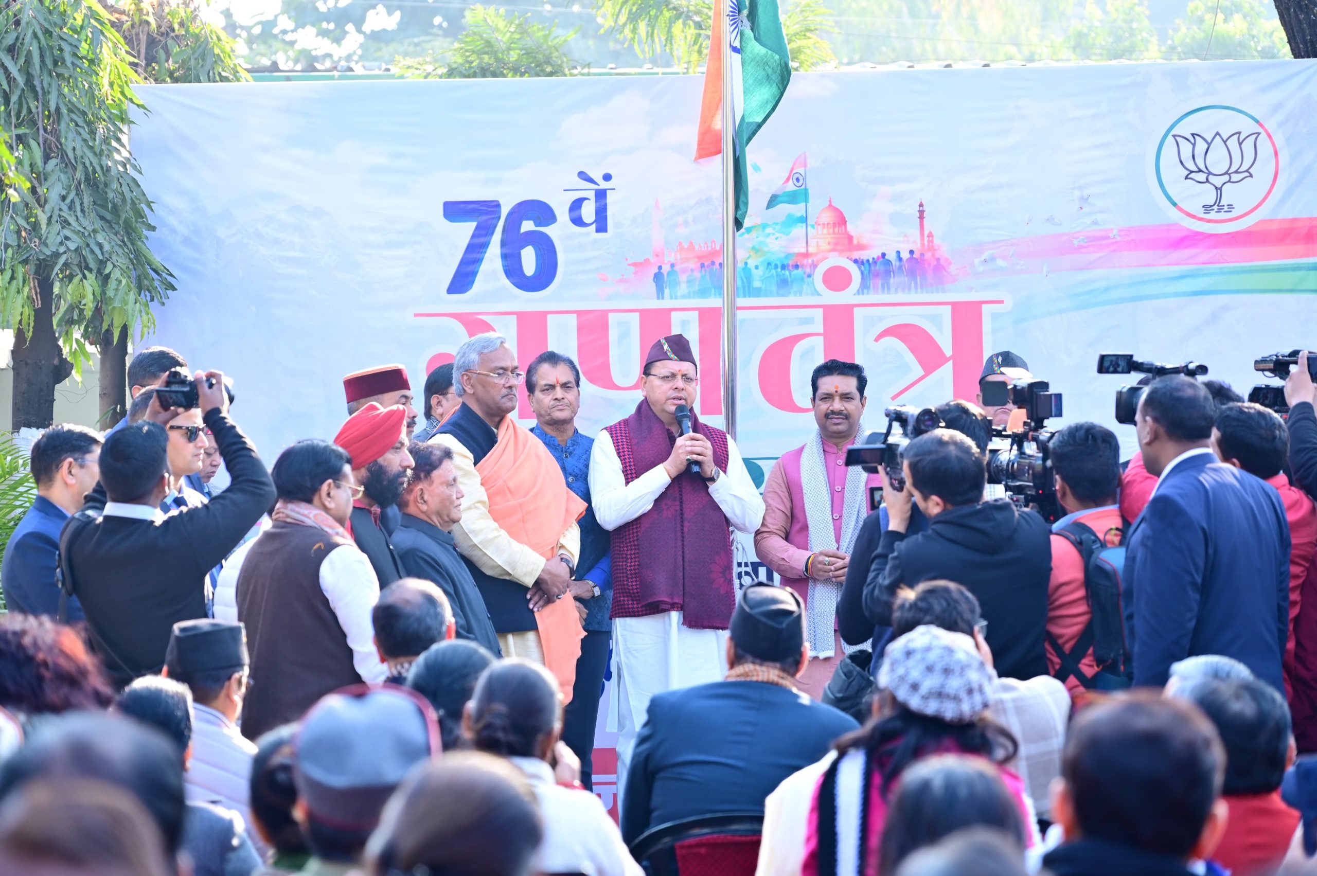 राजभवन और मुख्यमंत्री आवास में राष्ट्रीय ध्वज फहराया गया